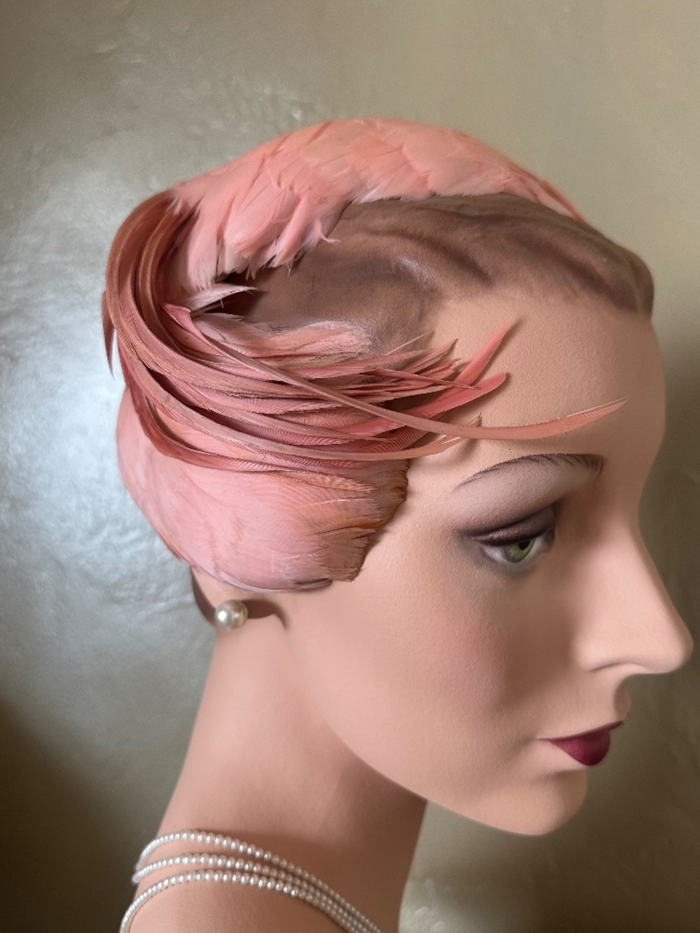 ELEGANT 1950s' PINK FEATHER COCKTAIL HAT WITH BEADED JEWEL - Picture 7 of 12